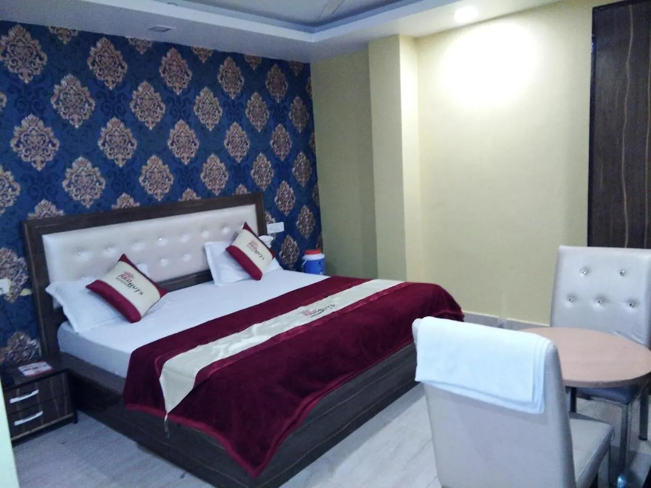 غورغاون Hotel Red Huts